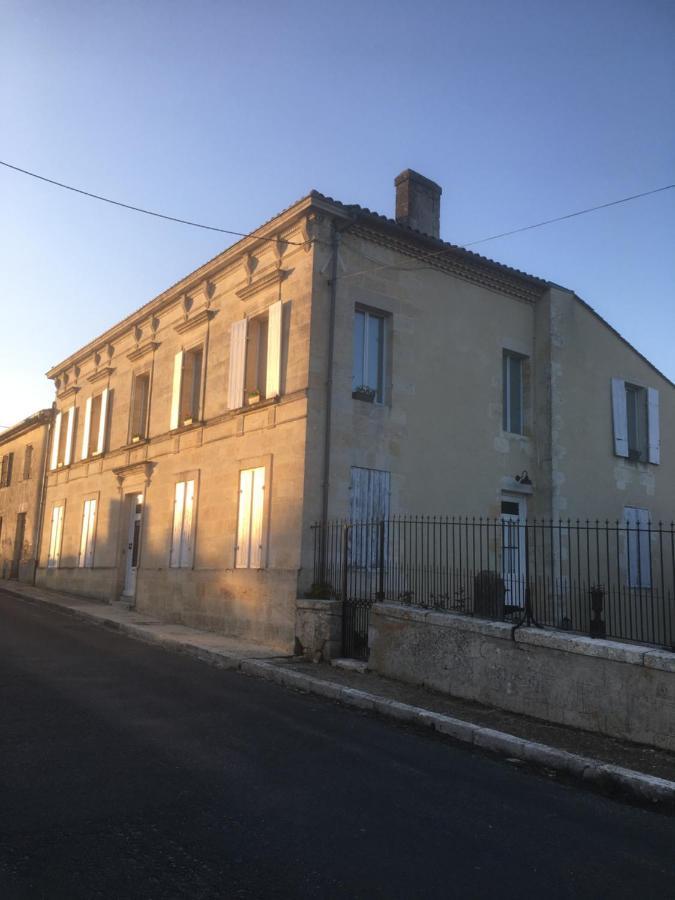 La Maison Blanche A Saint-Yzans-De-Medoc Acomodação com café da manhã Exterior foto